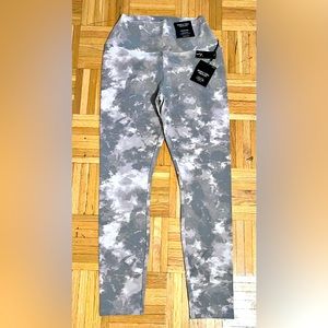 New with tags. Simply Vera Wang High Rise Leggings Size Medium.